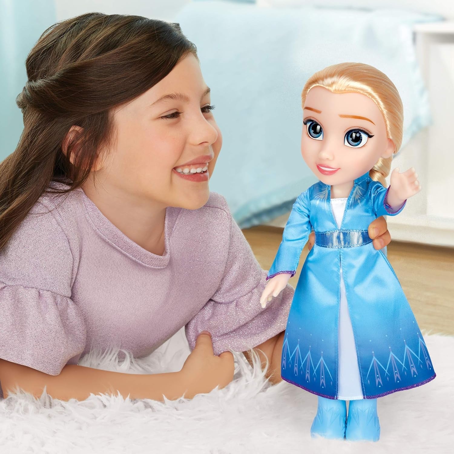 Disney Frozen 2 Elsa Travel Doll, bambola da 35 cm con abito ispirato al film cult, stivali e lunghi capelli intrecciati per un divertimento extra, per ragazze dai 3 anni in su