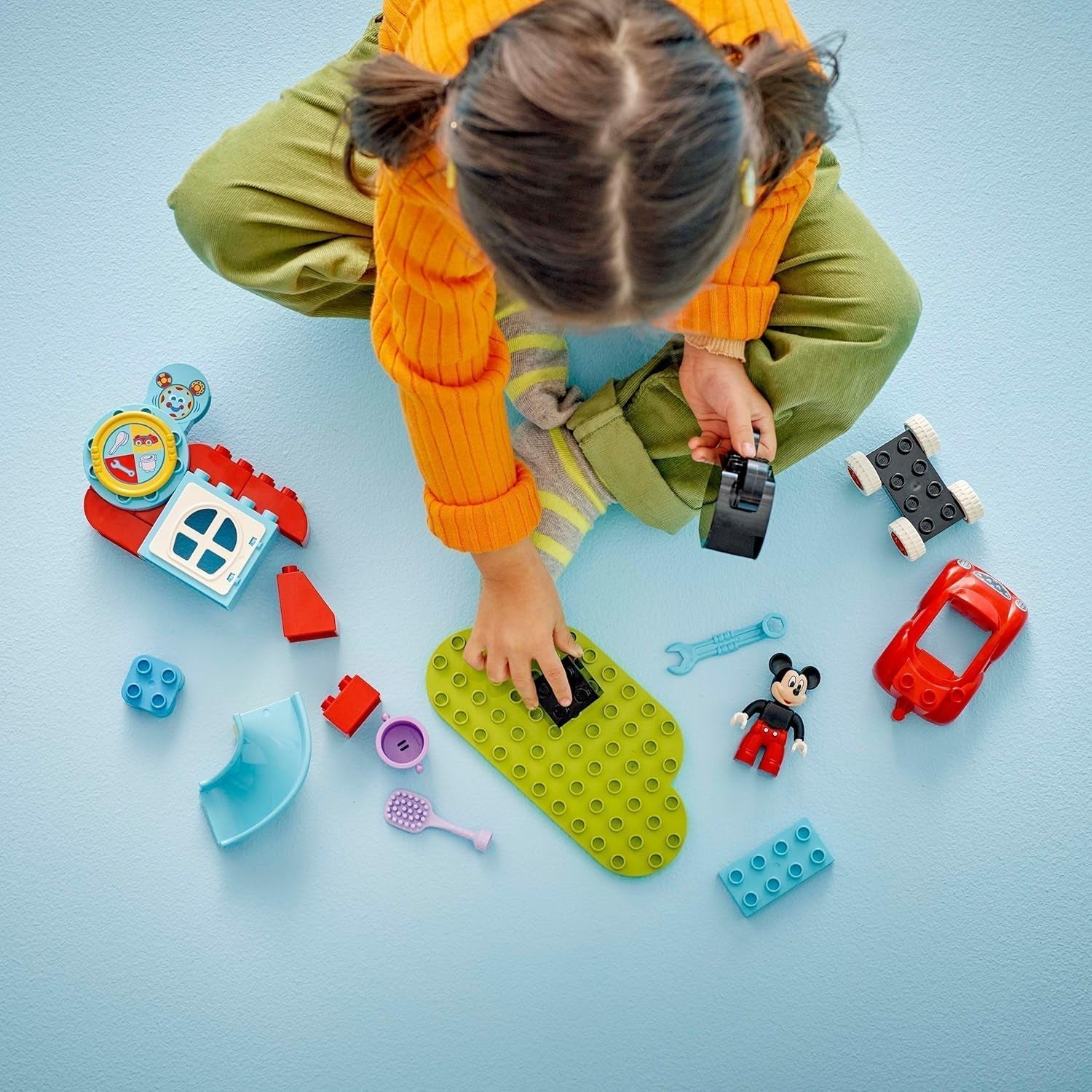 LEGO DUPLO - Disney Clubhouse e auto di Topolino - giocattolo educativo per bambini in età prescolare - set da costruzione con 2 minifigure, inclusi Topolino e Computer Toodles - idea regalo per ragazzi e ragazze dai 2 anni 10454 Set da costruzione Beuche den LEGO-Store