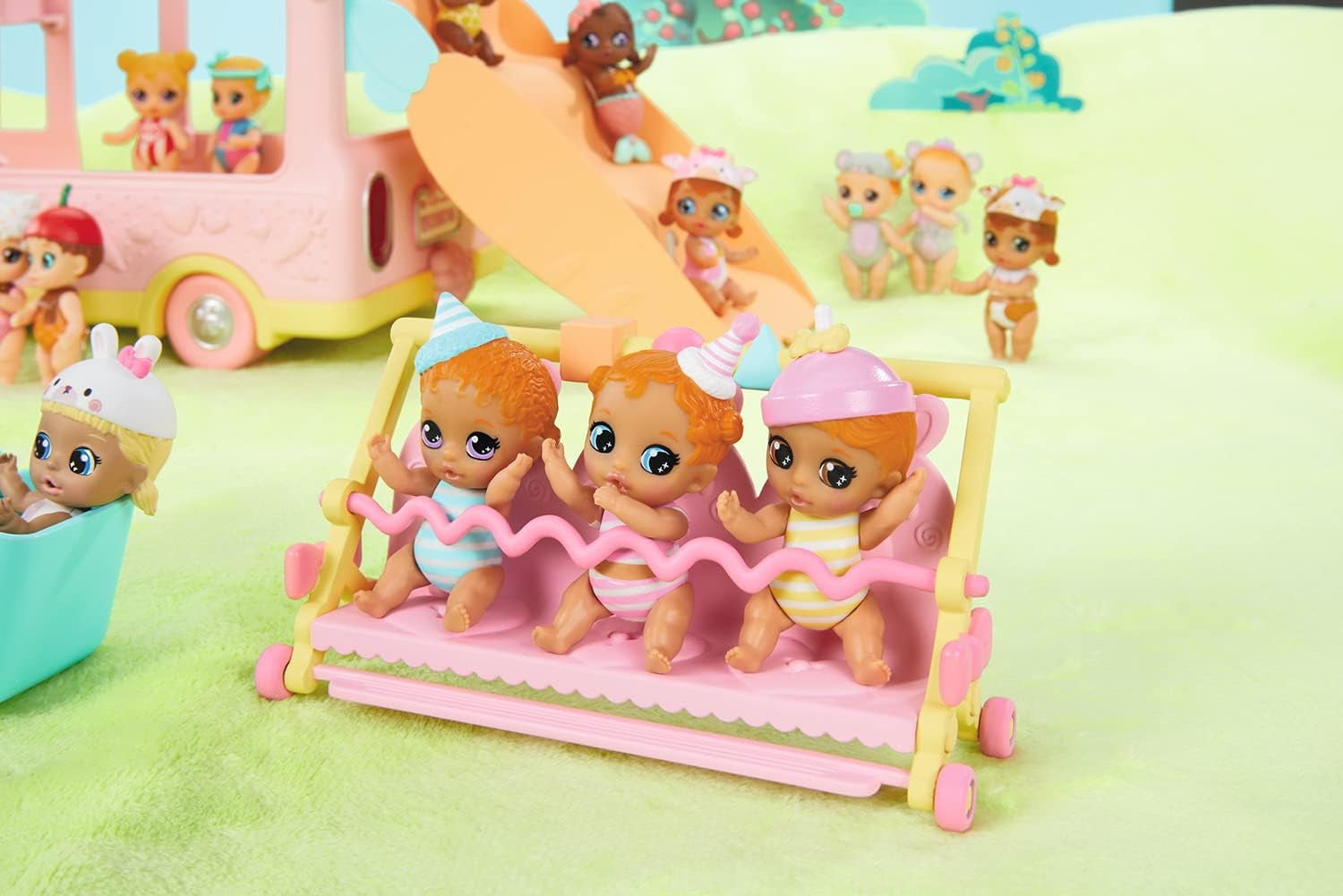 BABY nato 904763 Baby Surprise Bus - mini autobus giocattolo rosa con 2 bambole esclusive, passeggino triplo, altalena, giostra, scivolo e altalena tripla.