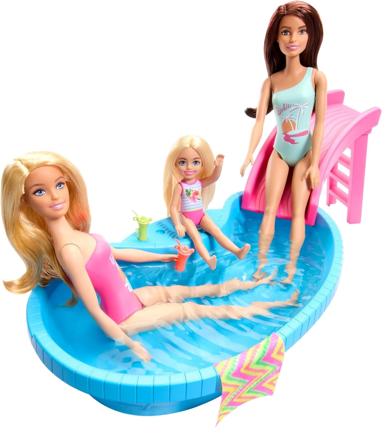 Bambola Barbie e accessori - piscina con scivolo e accessori per ore di divertimento al sole, costume da bagno rosa con design tropicale, per bambini dai 3 anni in su, HRJ74