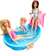 Bambola Barbie e accessori - piscina con scivolo e accessori per ore di divertimento al sole, costume da bagno rosa con design tropicale, per bambini dai 3 anni in su, HRJ74