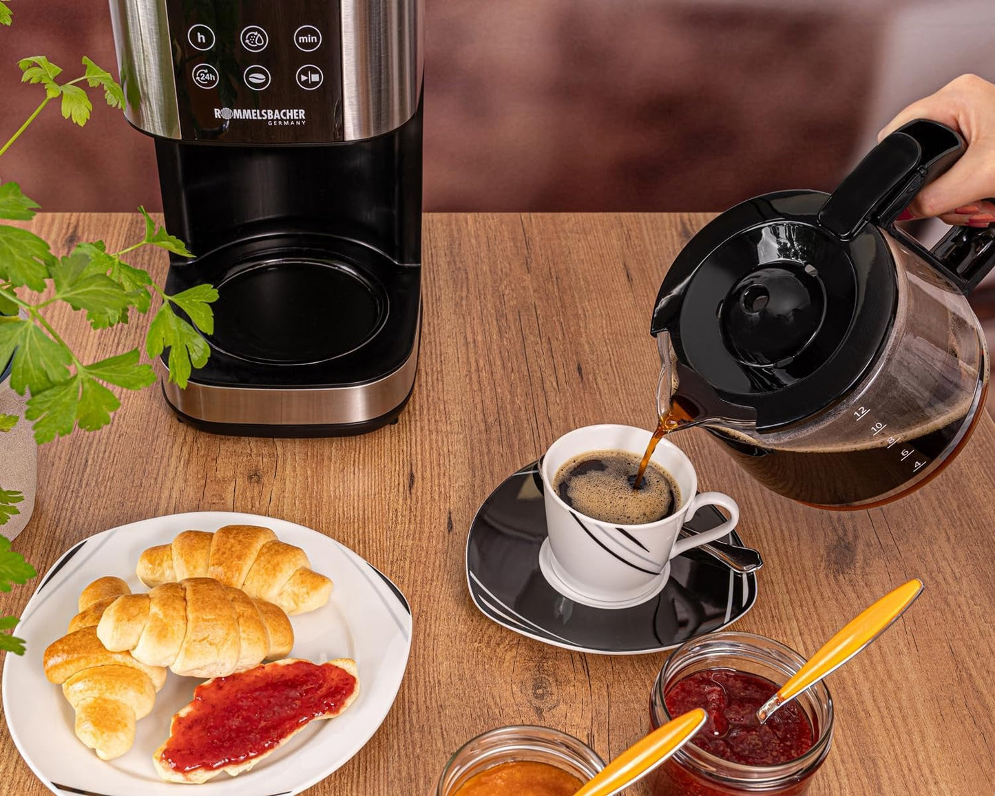 Macchina per caffè espresso con filtro Rommelsbacher FKM 1000 - serbatoio dell'acqua da 1,5 litri per 12 tazze di caffè, caraffa in vetro, avvio ritardato, funzione di mantenimento in caldo, funzione aroma, portafiltro rimovibile 1x4
