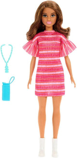 Barbie e Teresa Rezept für Freundschaft Teresa-Modepuppe mit unverkennbarem Outfit zum An- und Ausziehen, mit Accessires Included einer Necklace, JCT02