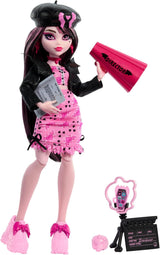 Bambola Monster High Draculaura con il suo animale domestico Conte Favoloso pipistrello gatto e accessori come zaino, libro degli incantesimi, bento box e altro ancora, HRP64 Naty Shop Dolls Movie Club Theme