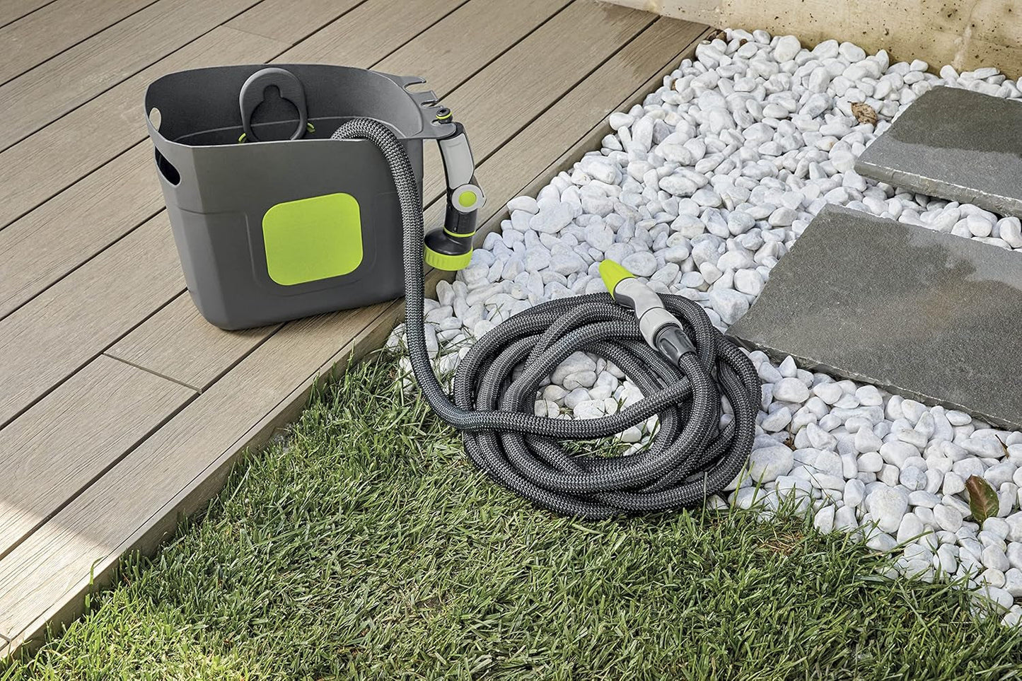GF SRL, Aquapop Grey Pro 15, tubo trecciato autoestensibile Made in Italy, con contenitore in plastica rigida, mini spruzzatore ergonomico da giardino, attacchi per irrigazione giardino, grigio scuro