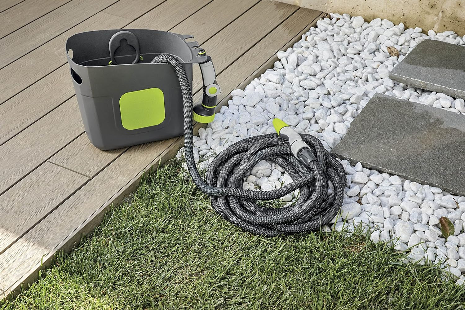 GF SRL, Aquapop Grey Pro 15, tubo trecciato autoestensibile Made in Italy, con contenitore in plastica rigida, mini spruzzatore ergonomico da giardino, attacchi per irrigazione giardino, grigio scuro