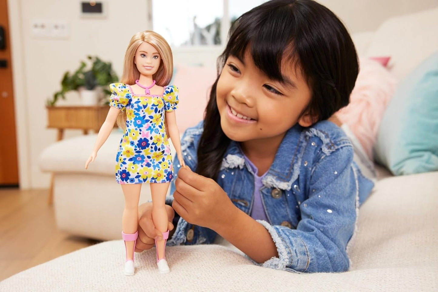 Bambola Barbie Fashionistas, sviluppata con la National Down Syndrome Society, con capelli biondi e un outfit moderno con abito floreale e scarpe da ginnastica bianche, dai 3 anni in su, HJT05