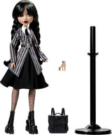 Monster High Wednesday Puppe e accessori, Wednesday Addams Sammelfigur in Nevermore Academy Uniform mit Eiskaltem Händchen und Rucksack, Puppenständer, HXJ04