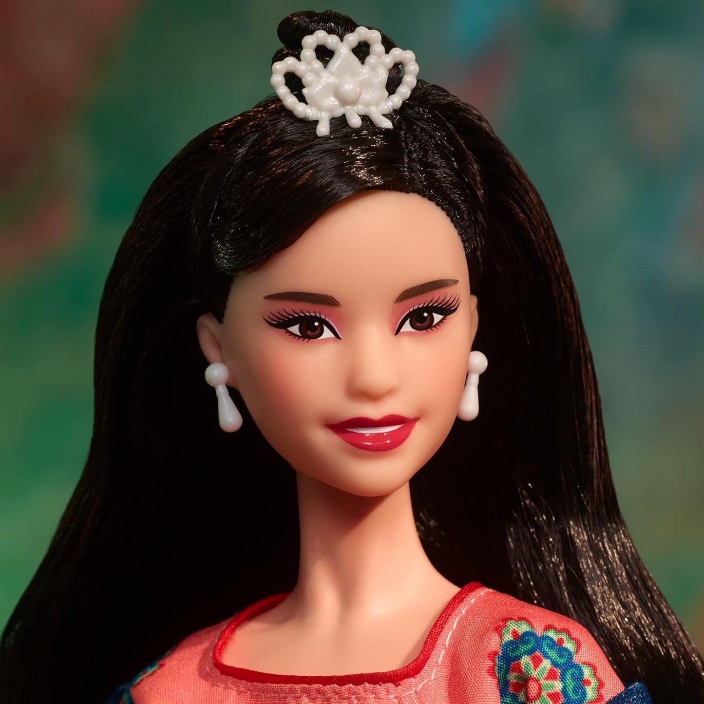 BARBIE Lunar New Year Puppe - Sammelfigur mit Traditionaler Hanfu-Robe und chinesischen Drucken, ispirato a Dunhuang-Höhlenmalereien, compresi Puppenständer und Echtheitszertifikat, HJX35