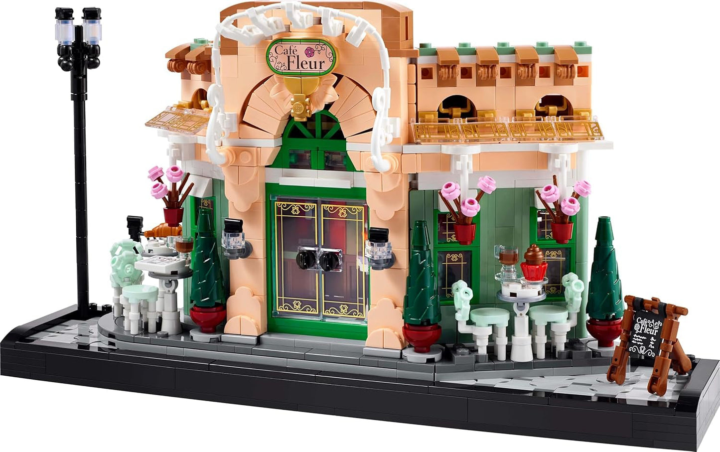 LEGO Icons French Café - Decorazioni per il soggiorno o l'ufficio - Set da costruzione per adulti con facciata pittoresca, vaso da fiori sospeso e sedie - Regalo per uomini e donne 10362 Set da costruzione Besuche den LEGO-Store