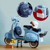 LEGO Icons Vespa 125, modello di motocicletta costruibile, scooter italiano vintage, kit modello per adulti, pezzo da esposizione come decorazione della stanza, regali per donne e uomini 10298 Kit di costruzione Besuche den LEGO-Store