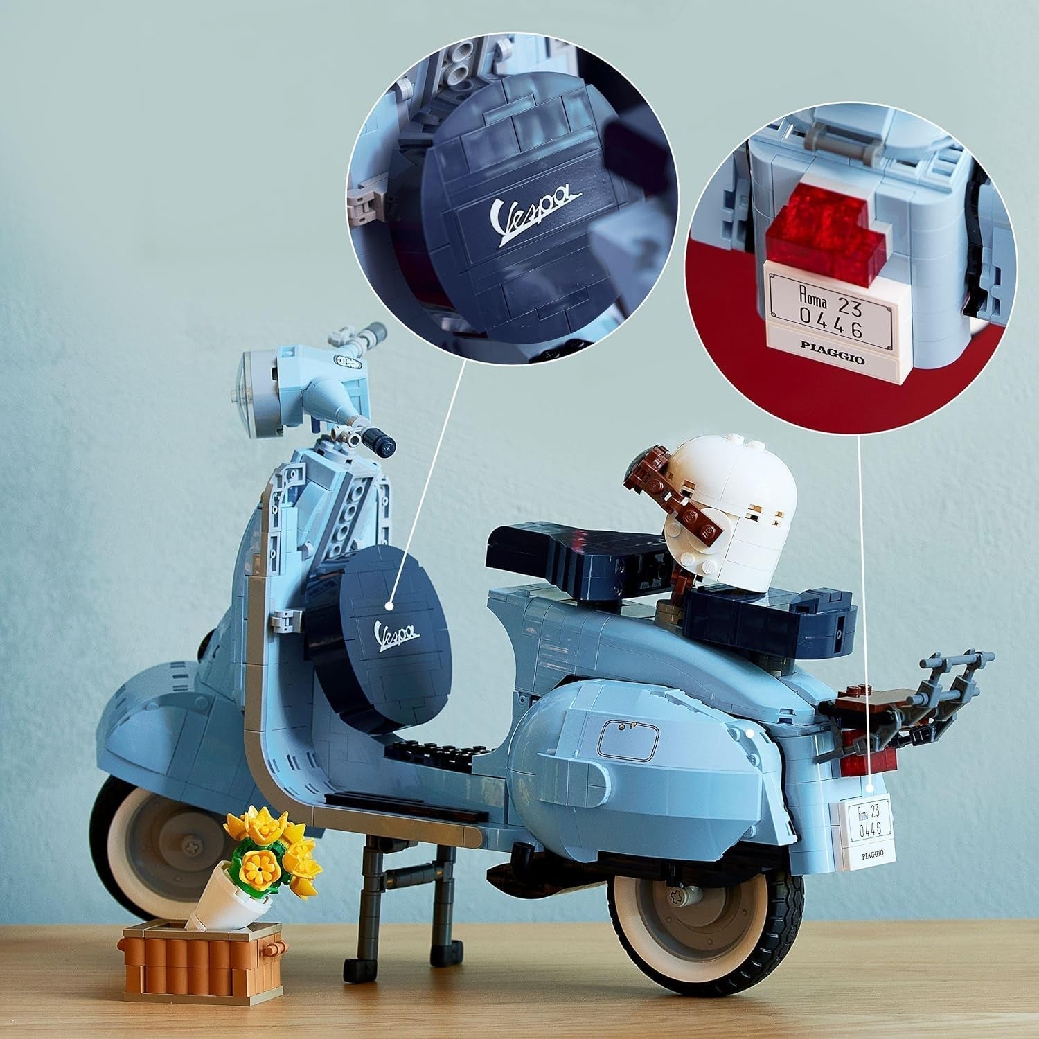 LEGO Icons Vespa 125, modello di motocicletta costruibile, scooter italiano vintage, kit modello per adulti, pezzo da esposizione come decorazione della stanza, regali per donne e uomini 10298 Kit di costruzione Besuche den LEGO-Store