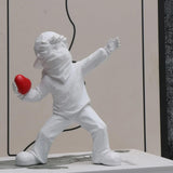 Cute Balloon Girl Scultura in resina Decorazioni per la casa Statua Banksy Red Heart Girl Balloon Figura Scultura di arte moderna per tavolo Scaffale Decor Statue e sculture Naty Shop White Boy