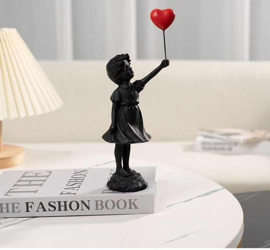 Ragazza carina con palloncino Scultura in resina Decorazione per la casa Statua Banksy Ragazza con cuore rosso Figura di palloncino Scultura d'arte moderna per decorazione da scaffale da tavolo Statue e sculture Naty Shop