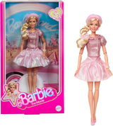 Barbie Il film basato sul film Margot Robbie nei panni di Barbie, personaggio da collezione in camicetta rosa e gonna in tulle con acconciatura stilizzata e gioielli abbinati JBJ53