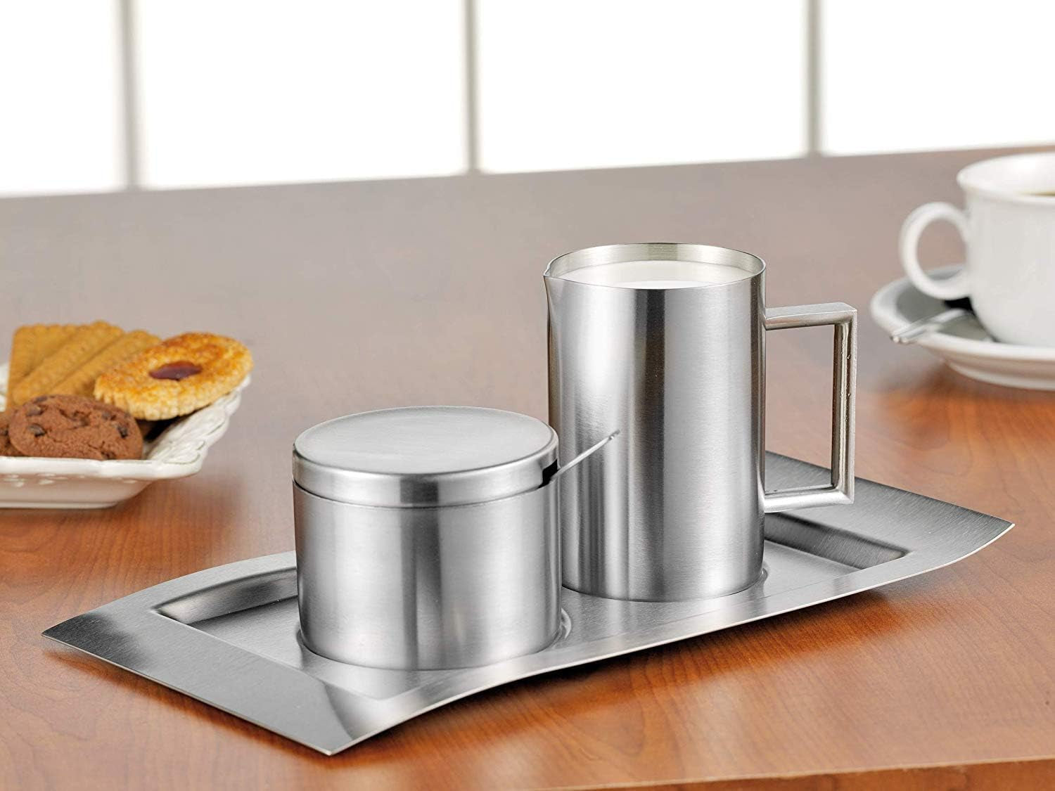 Set di 4 contenitori per latte e zucchero, modello Wave, 400-1655, realizzati in acciaio inossidabile 18/10 spazzolato. Il set è composto da un vassoio per ciascuno.