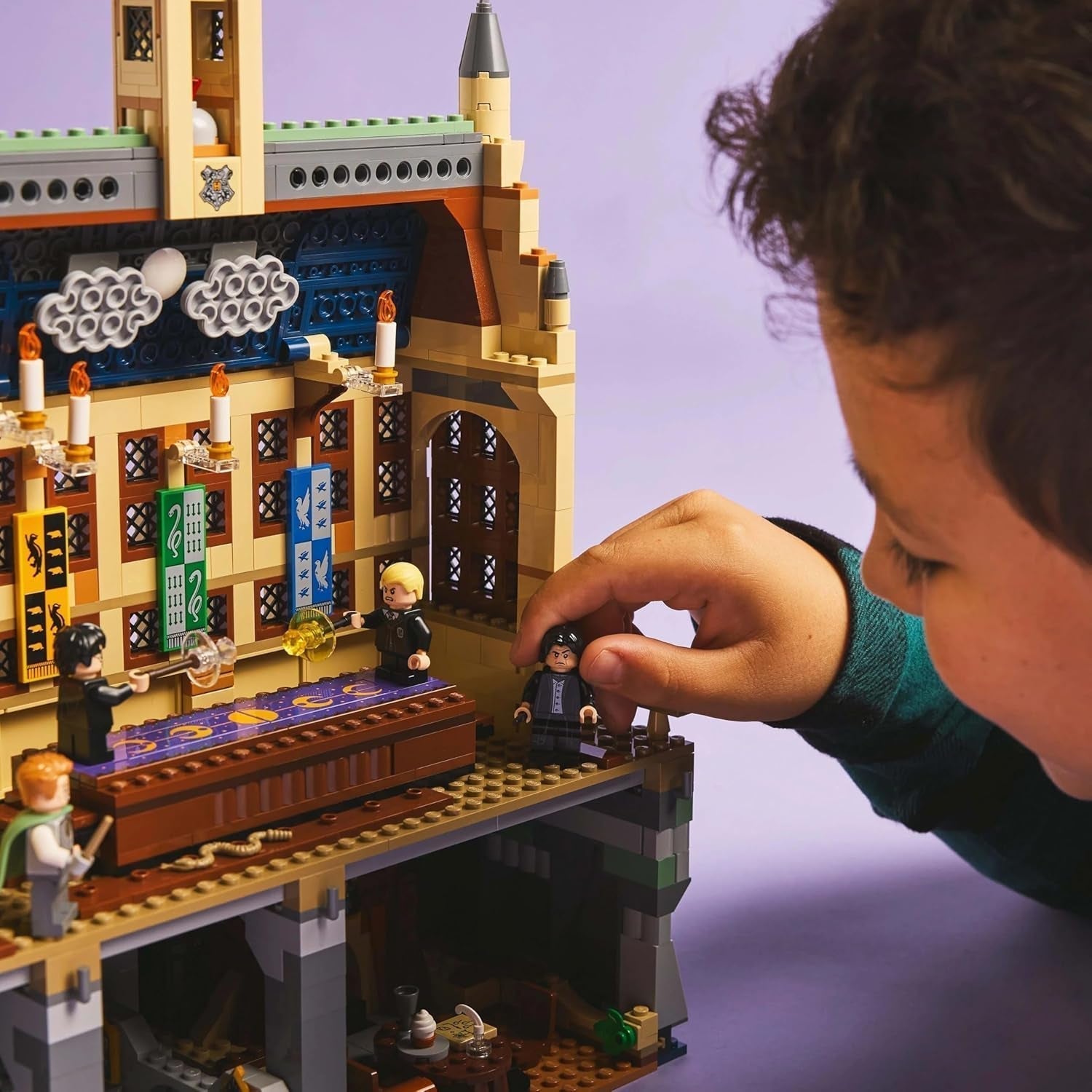 LEGO Harry Potter Castello di Hogwarts: set da costruzione del club dei duellanti con 4 minifigure incl. Draco Malfoy, Gilderoy Lockhart e Severus Snape, set Con funzione Per ragazzi e ragazze da 8 anni in su 76441 Set da costruzione Besuche den LEGO-Store