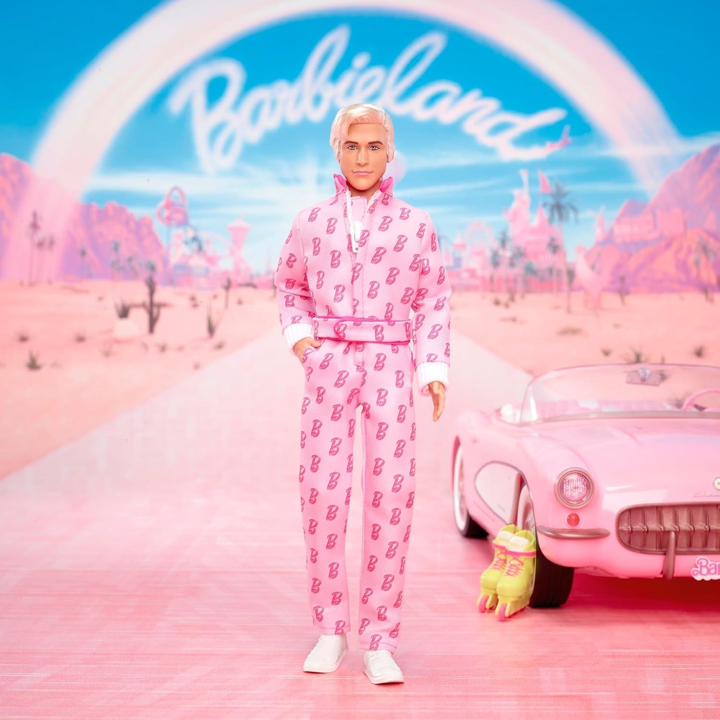 Barbie The Movie - Ken-Sammelpuppe, Ryan Gosling als Ken in rosafarbenem Complessivamente con "B"-Aufdruck, scarpe da ginnastica bianche e pattini in linea elastici, JCP80