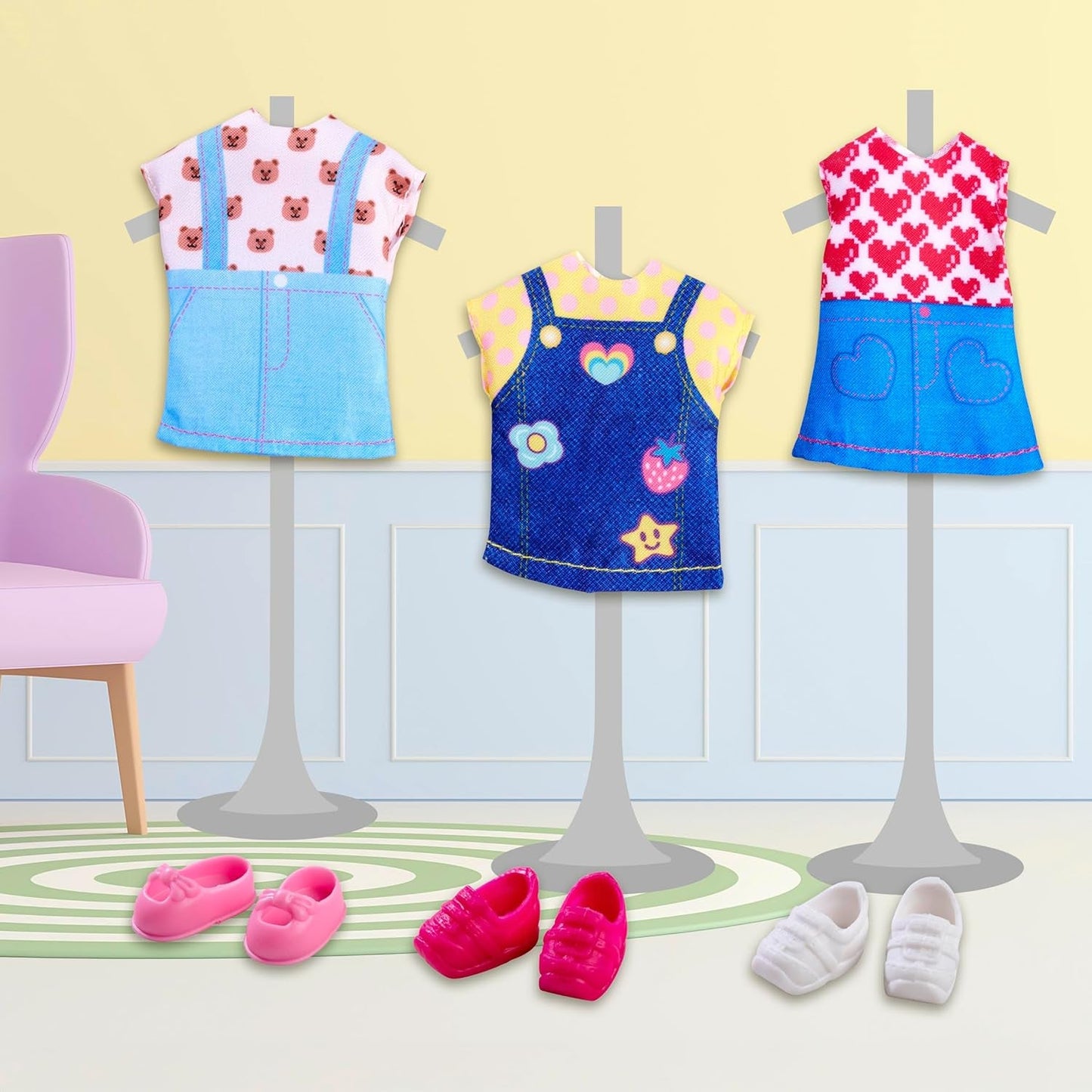 Simba Evi Love, bambola alla moda che indossa un grazioso vestito di jeans, inclusi altri due abiti con adorabili stampe e scarpe da ginnastica, 12 cm, dai 3 anni in su