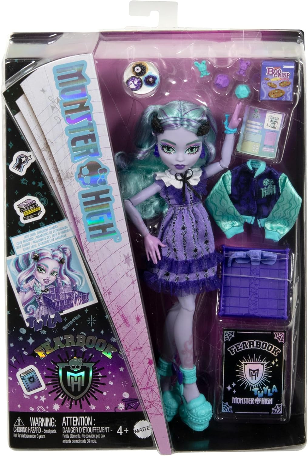 Monster High Fearbook Twyla Set di accessori a tema bambola e film club, giacca universitaria, album di laurea, gioco da tavolo e biscotti, HXW31