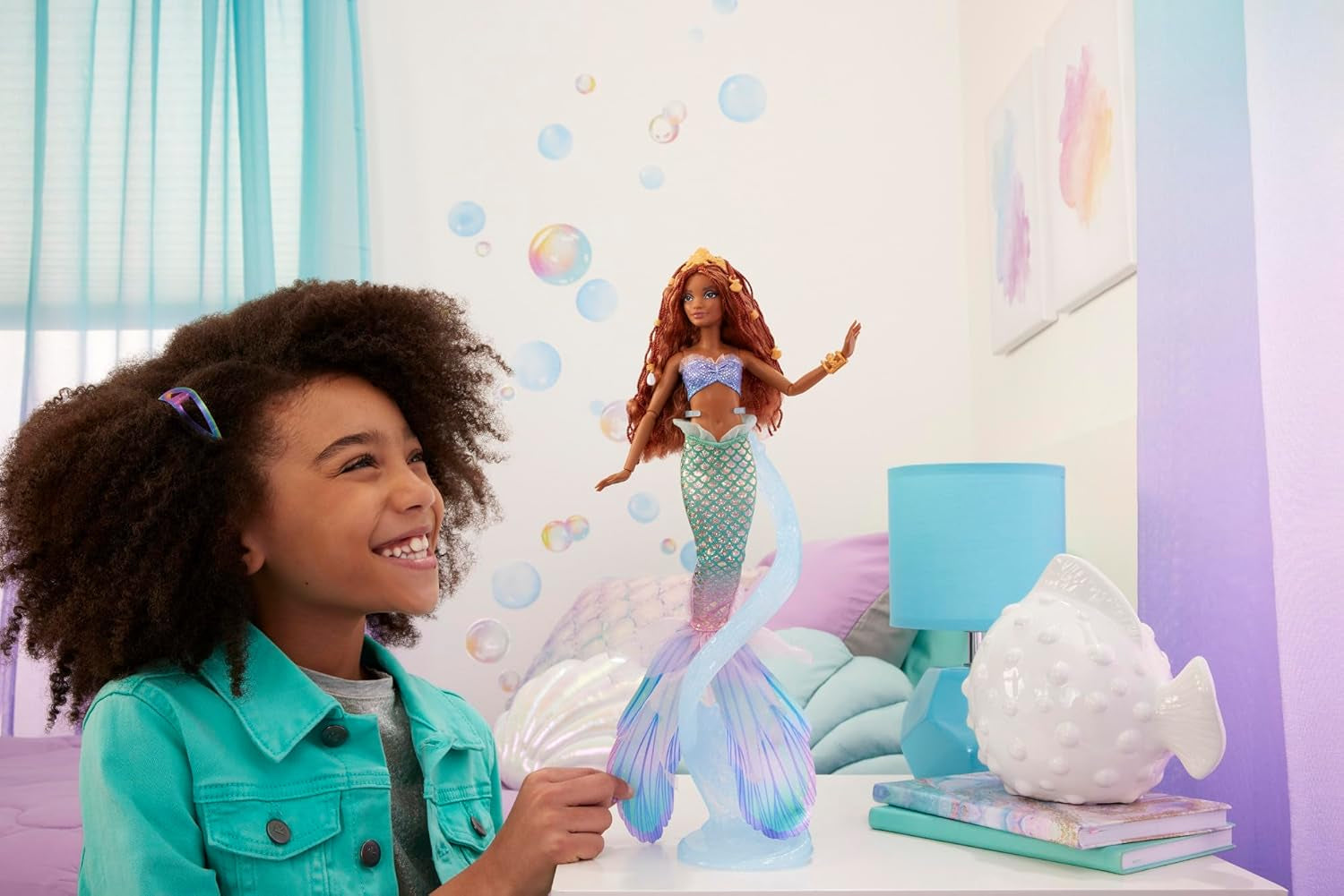 Mattel Disney Ariel La Sirenetta - Bambola Sirena Deluxe con perline per capelli e supporto per bambola per giochi fantasiosi ed esposizione, per bambini dai 3 anni in su, HNF42