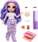 Rainbow High Junior High PJ Party Doll - Viola - 22 cm con tuta morbida, pantofole e accessori da gioco - Giocattolo per bambini - Ideale per 4-12 anni