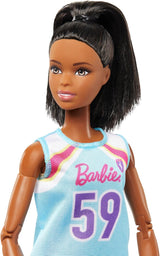 Barbie Made to Move Bambola e accessori, Giocatrice di basket bruna con vestito sportivo e palla staccabili, 22 giunti snodati, HKT74
