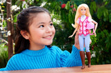 Barbie Malibu e accessori da Barbie Mysteries: The Secret Horse Adventure, inclusa bambola alla moda, completo da equitazione staccabile e casco, HXJ38