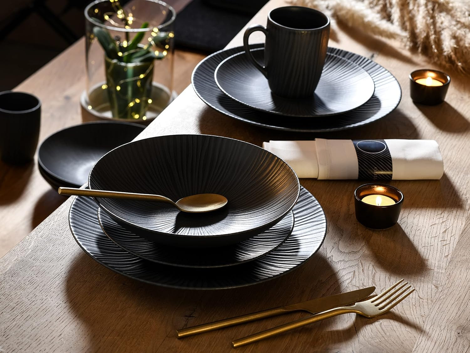CreaTable, 20537, serie Vesuvio Black, set di stoviglie da 16 pezzi, servizio combinato in porcellana, lavabile in lavastoviglie e adatto al microonde, prodotto in Portogallo