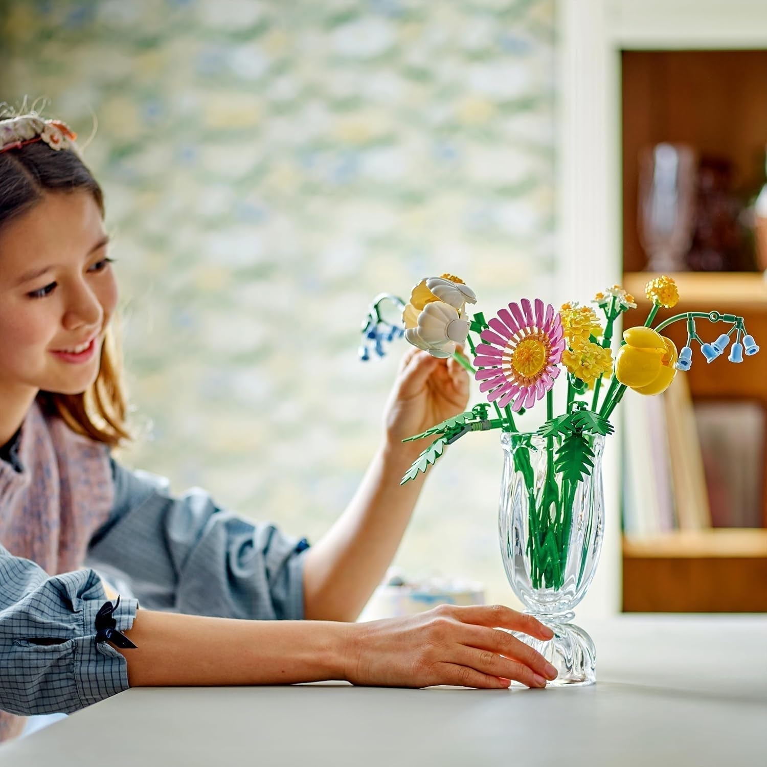 LEGO Botanicals Piccolo bouquet estivo - Set da costruzione con fiori artificiali - Incl. campanule, ranuncoli, tulipani - Idea regalo per donne, mamme e uomini - 10347 Set da costruzione Besuche den LEGO-Store