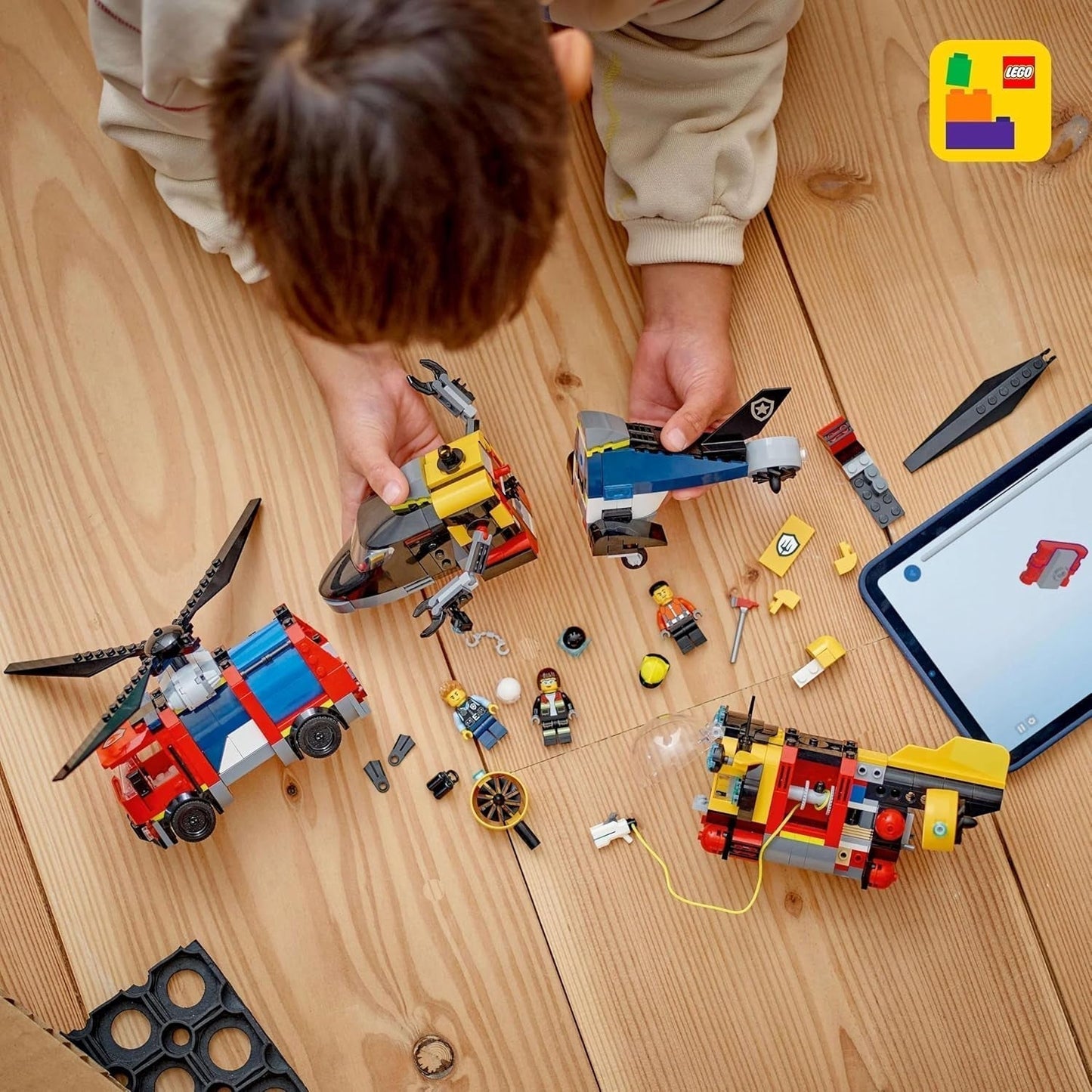 Set combinato LEGO City con elicottero, auto dei leoni e sottomarino e 3 minifigure - Veicoli giocattolo costruibili per ragazzi e ragazze a partire da 7 anni - Regalo di compleanno e vacanze 60462 Set di costruzione Besuche den LEGO-Store