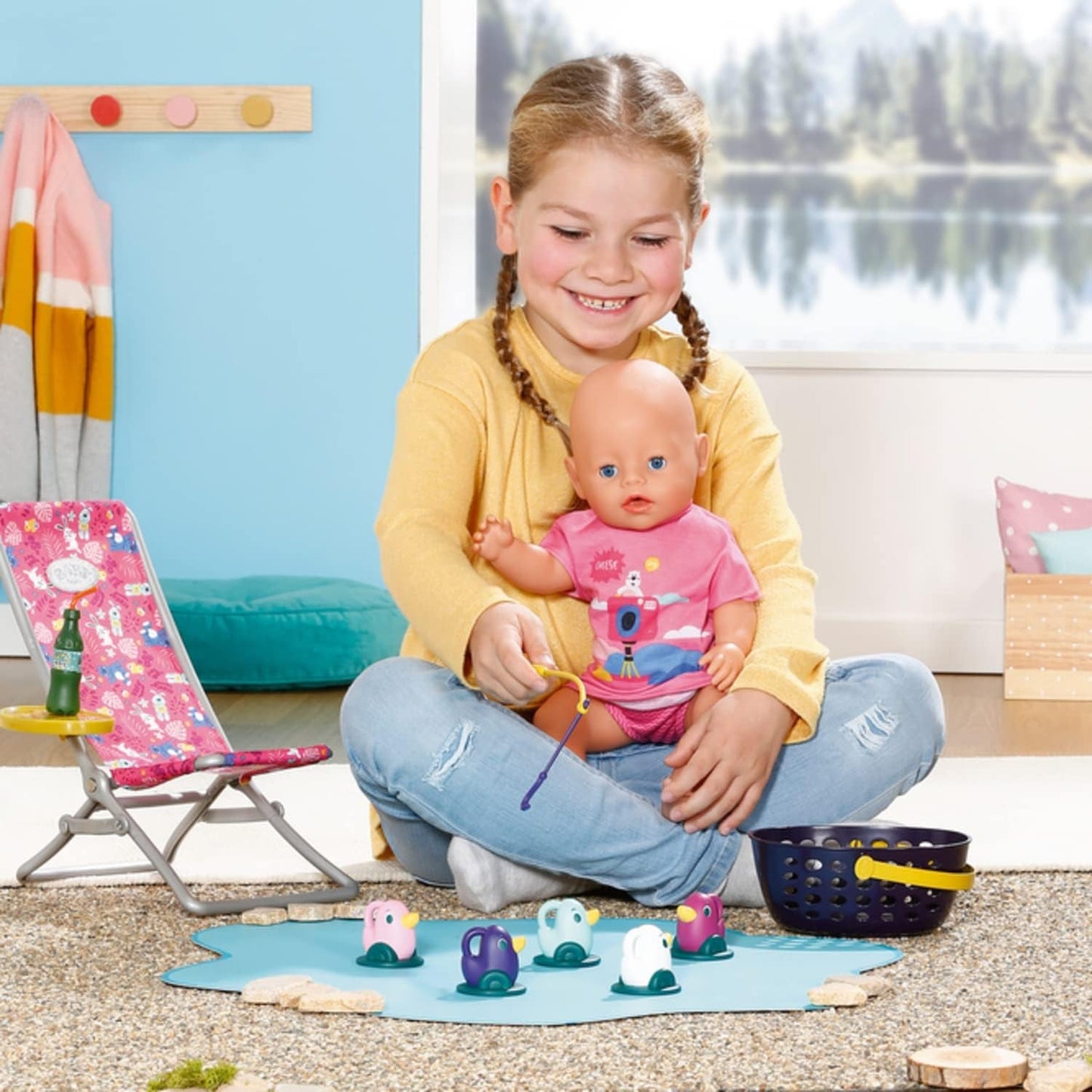 BABY Born 832790 Weekend Fishing - Set di accessori per bambola da pesca con lettino con stampa vivace, tavolino, bicchiere, cestino, anatroccoli e canna da pesca e maglietta lunga rosa, Rosa