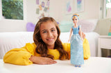 Mattel DISNEY Bambola mobile della Principessa Cenerentola con vestito scintillante, scarpe e tiara staccabili, capelli pettinabili per divertimento dal parrucchiere, dai 3 anni in su, HLW06 Naty Shop Dolls