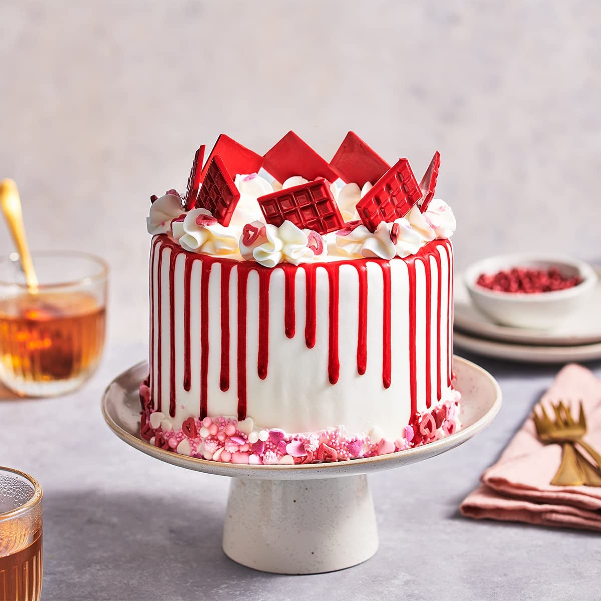 FunCakes Choco Drip Red: Sapore delizioso, Facile da usare, Perfetto per le drip cake, Gusto al cioccolato. Confezione richiudibile 180 g. Pasta di zucchero Naty Shop