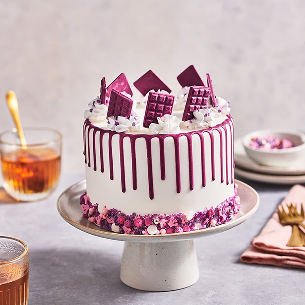 FunCakes Choco Drip Royal Purple: Sapore delizioso, Facile da usare, Perfetto per le drip cake, Gusto al cioccolato. Confezione richiudibile 180 g. Pasta di zucchero Naty Shop