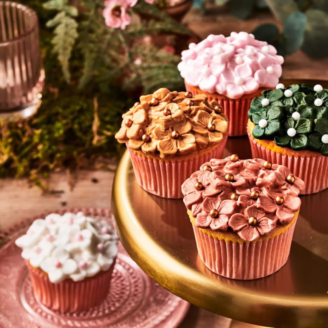 Fondant arrotolato con rosa scintillante FunCakes: facile da usare, liscio, flessibile, morbido e modellabile, perfetto per decorare torte, halal, kosher e senza glutine. Pasta di zucchero Naty Shop da 250 g