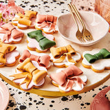 Fondant arrotolato color oro scintillante FunCakes: facile da usare, liscio, flessibile, morbido e modellabile, perfetto per decorare torte, halal, kosher e senza glutine. Pasta di zucchero Naty Shop da 250 g