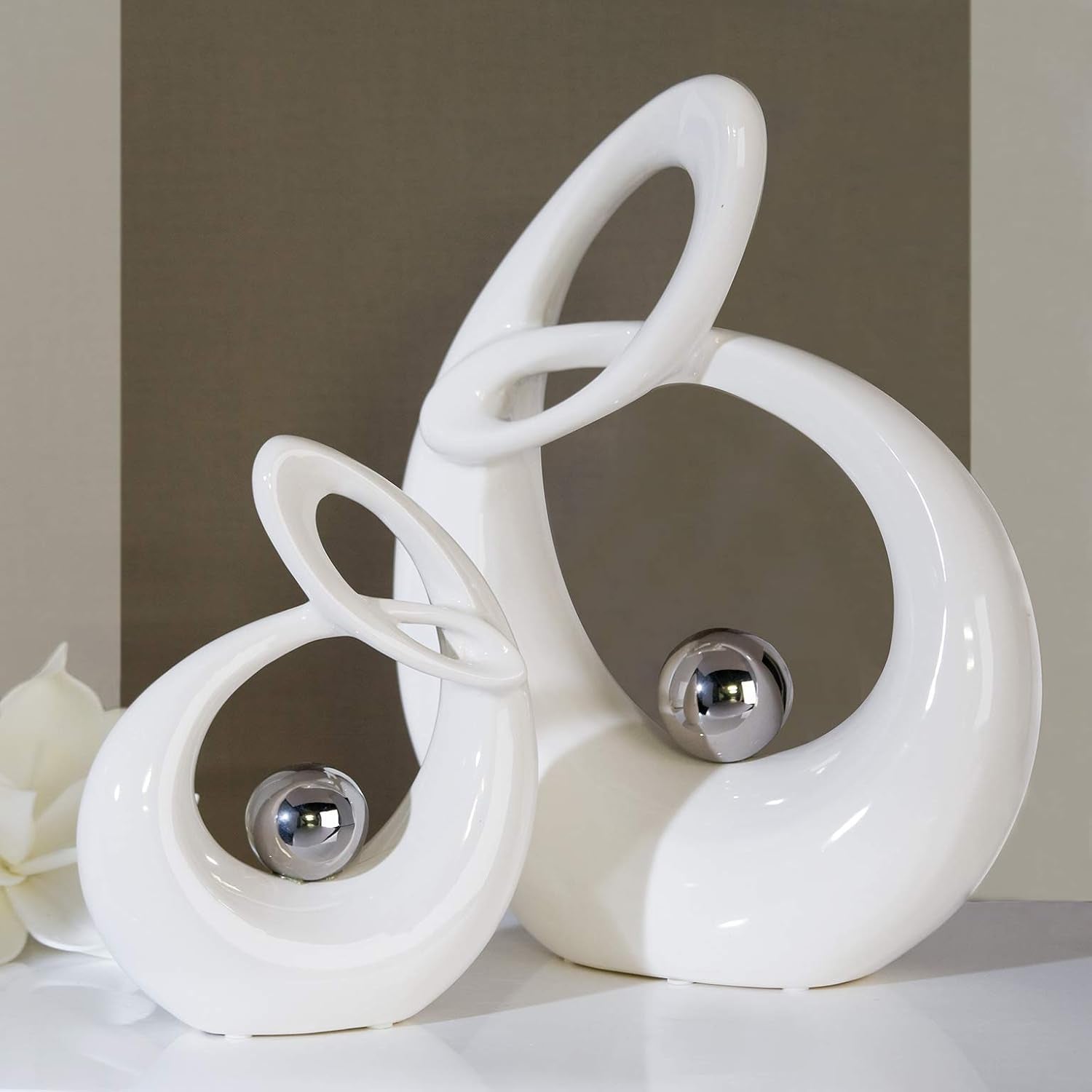 GILDE Scultura decorativa in ceramica Vita - figura bianca smaltata bianco/argento con palla argento - altezza 22 cm Statue e sculture Naty Shop