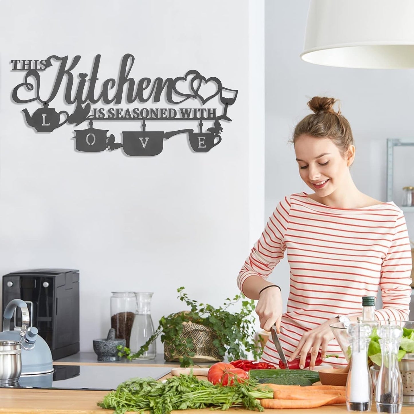 KHayRovies Decorazione da parete per cucina in metallo Questa cucina è condita con amore Targa con nome in ferro rustico con lettere in ferro rustico con citazioni per cucina Rustico Soggiorno Statue e sculture Naty Shop