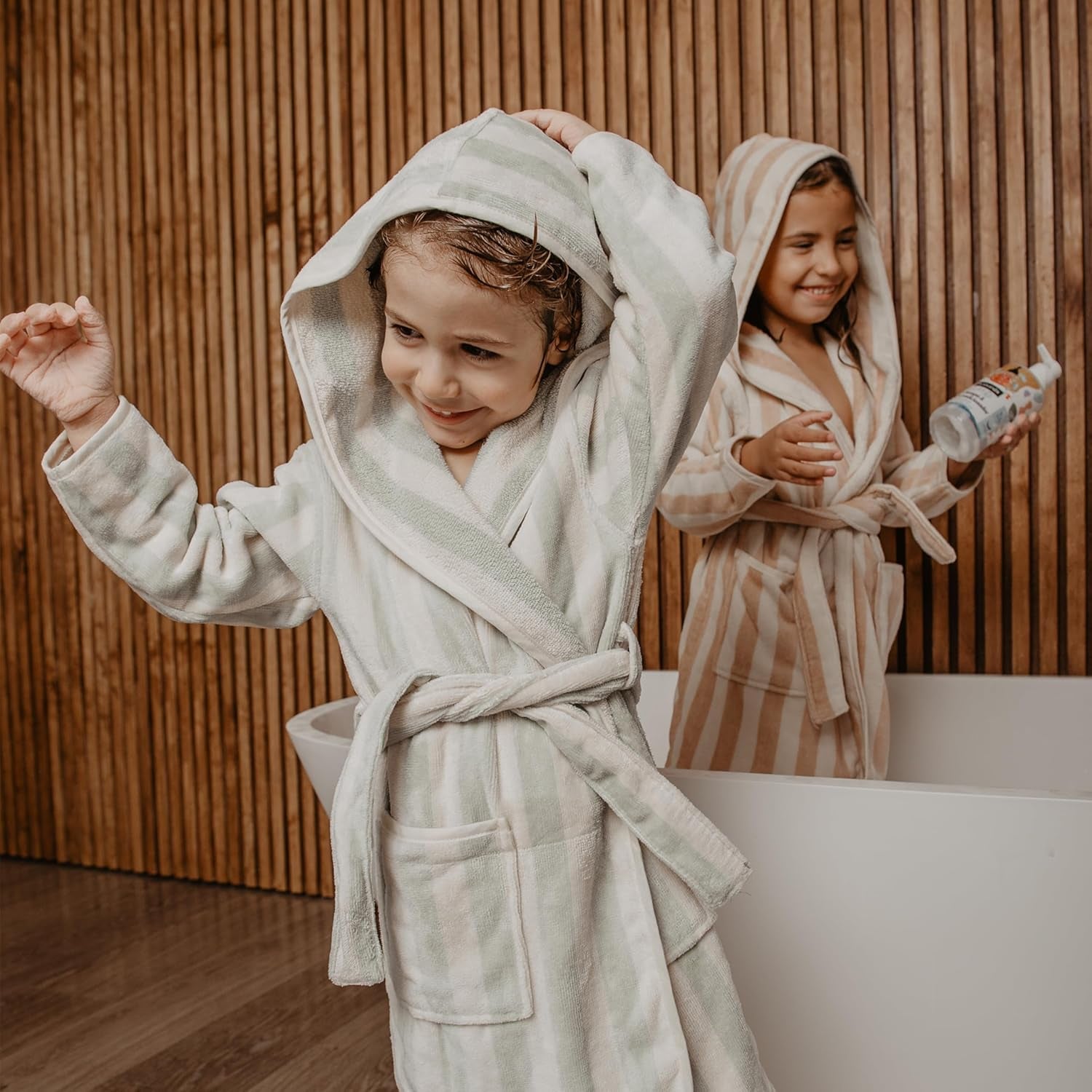 Suavinex, shampoo curativo per bambini da 3 a 10 anni, senza allergeni, senza parabeni, senza siliconi, adatto per pelli sensibili, senza strappi o strappi, 95% ingredienti di origine naturale, Bambini - Bagno e Cura della Pelle Naty Shop