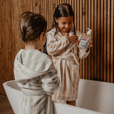 Suavinex, shampoo curativo per bambini da 3 a 10 anni, senza allergeni, senza parabeni, senza siliconi, adatto per pelli sensibili, senza strappi o strappi, 95% ingredienti di origine naturale, Bambini - Bagno e Cura della Pelle Naty Shop