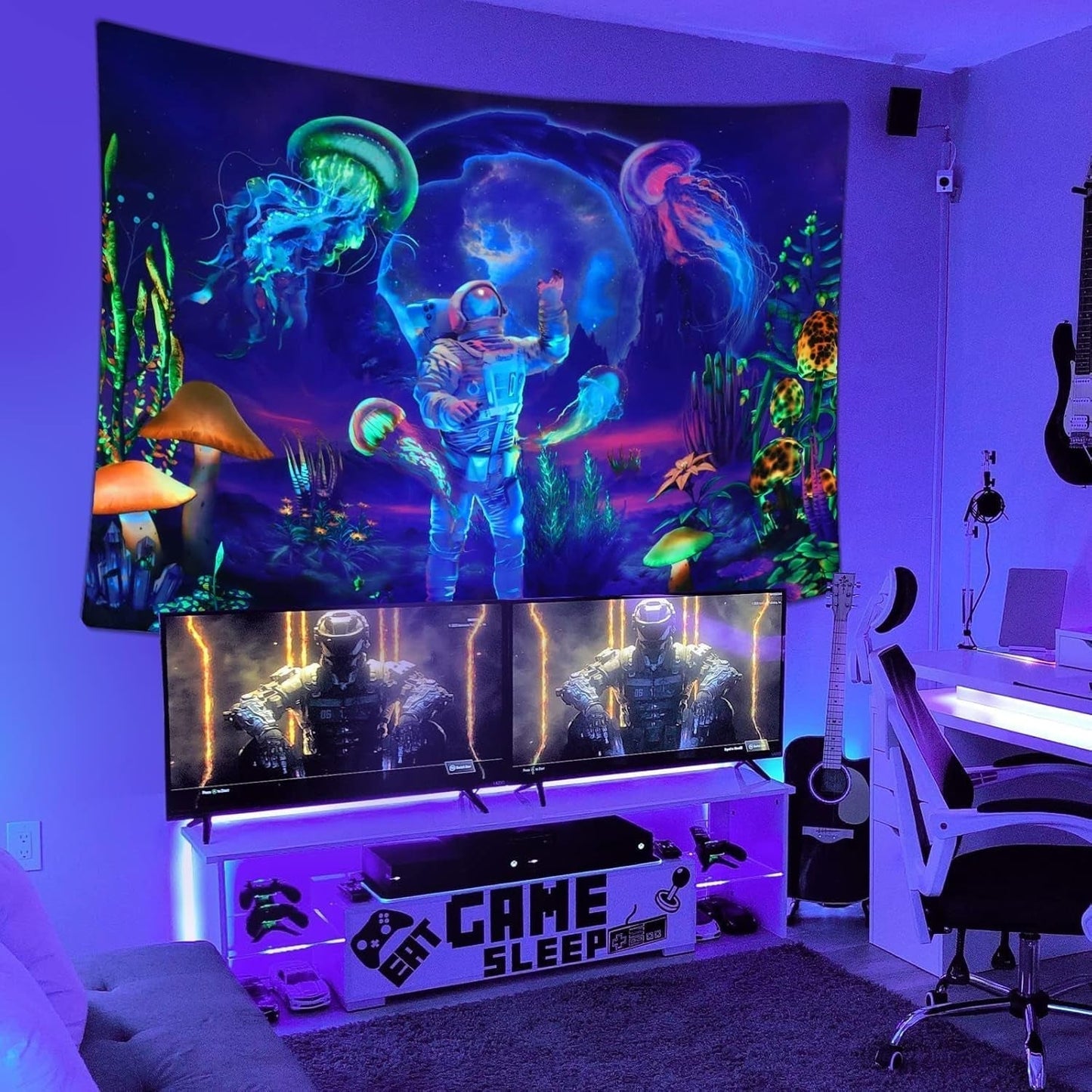 Arazzo betylfoy luce nera astronauta piante reattive meduse Home - Accessori e Decorazioni Naty Shop