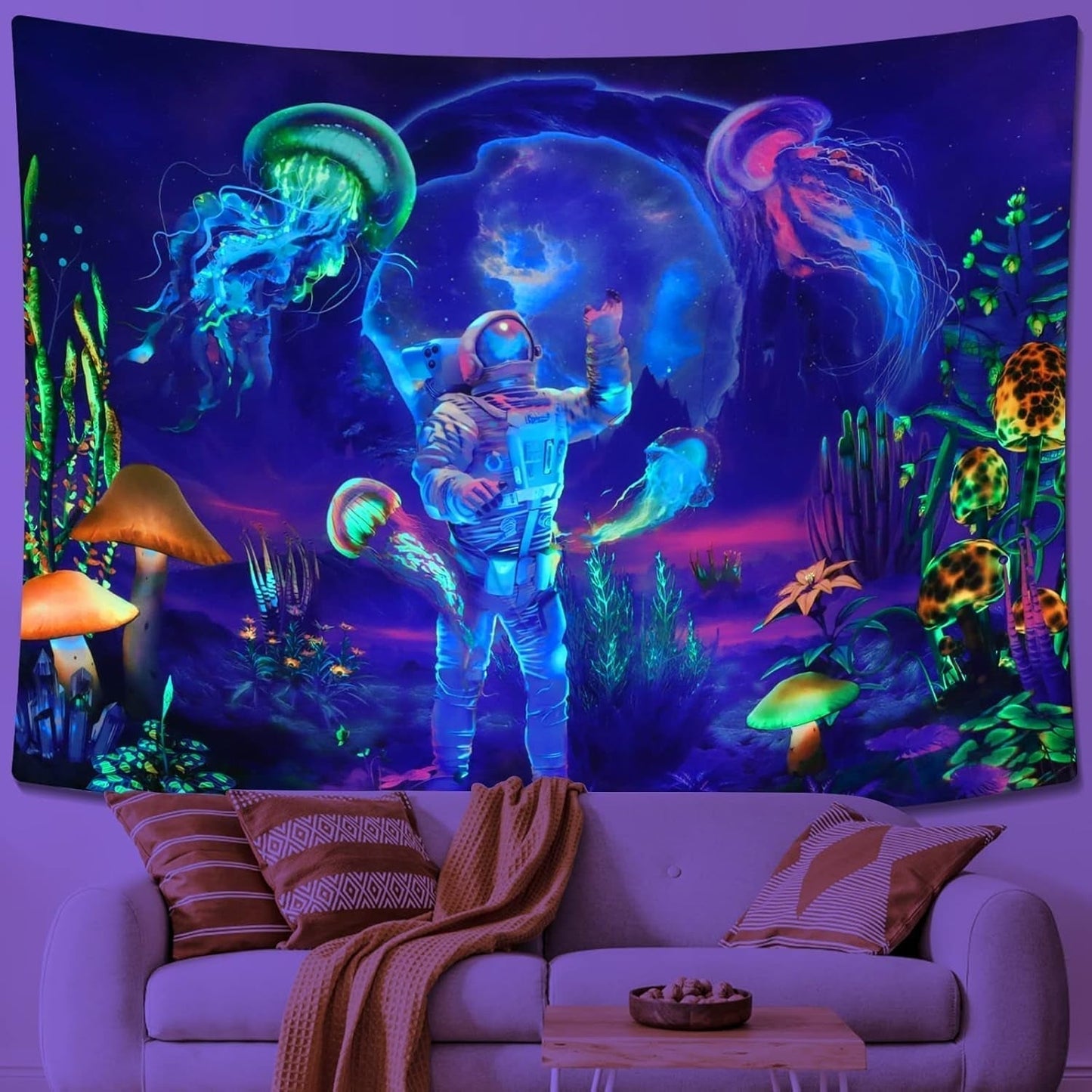 Arazzo betylfoy luce nera astronauta piante reattive meduse Home - Accessori e Decorazioni Naty Shop
