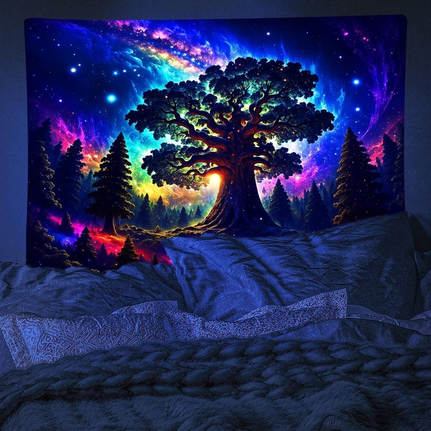 Arazzo luce nera foresta psichedelica natura albero stelle galassia Home - Accessori e Decorazioni Naty Shop